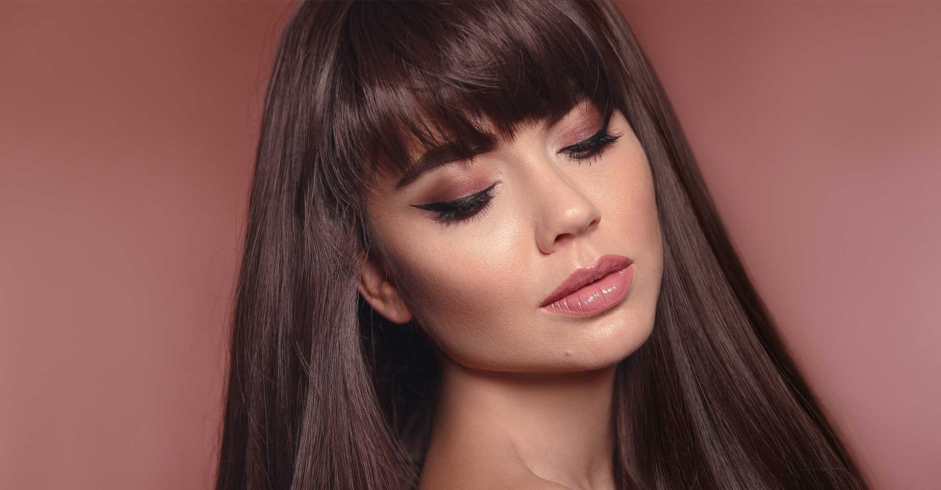 Modelo Com Maquiagem Rosa Clara Com Cabelo Com Franja